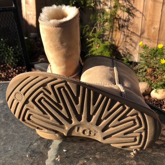 Kids Genuine Ugg Boots - Picture 2 of 3